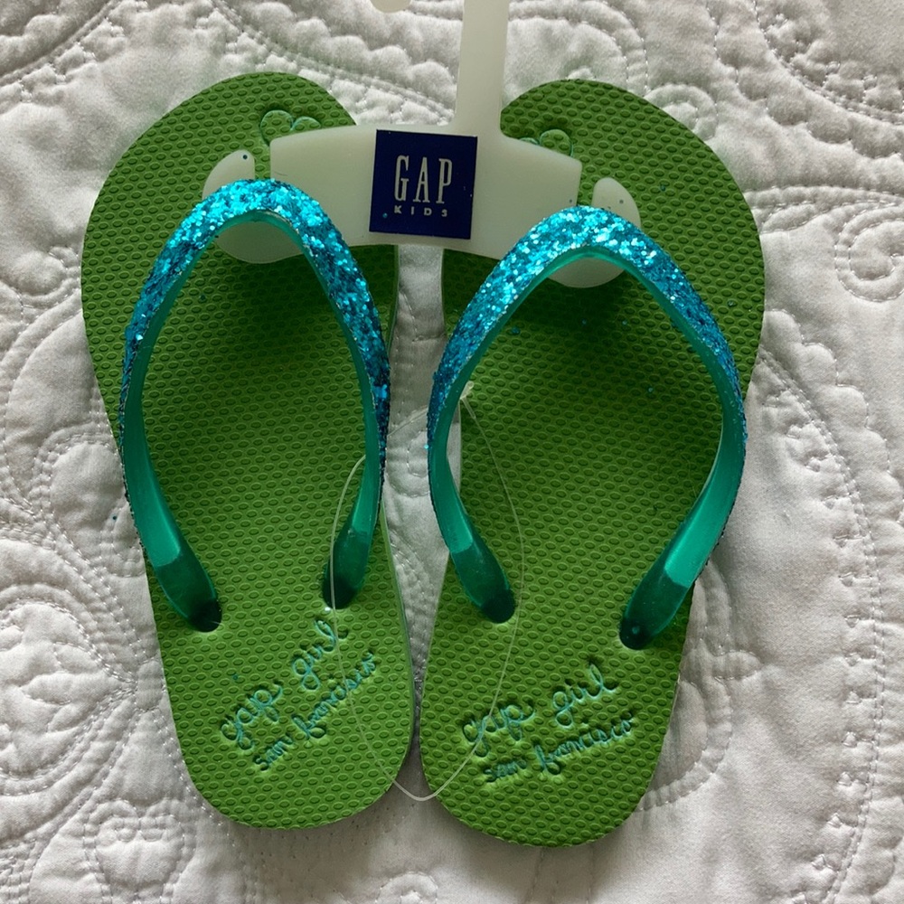 GAP Flip Flops NEW